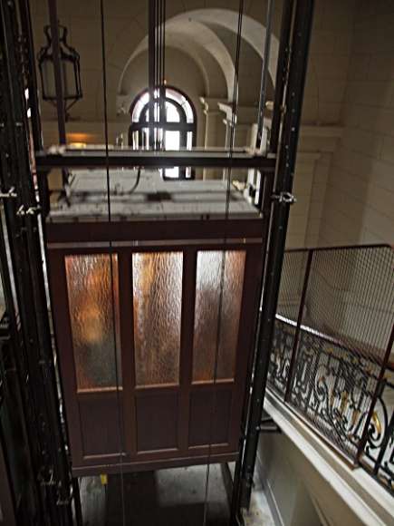 "il sibilo di un vecchio/ascensore"- immagine dal web